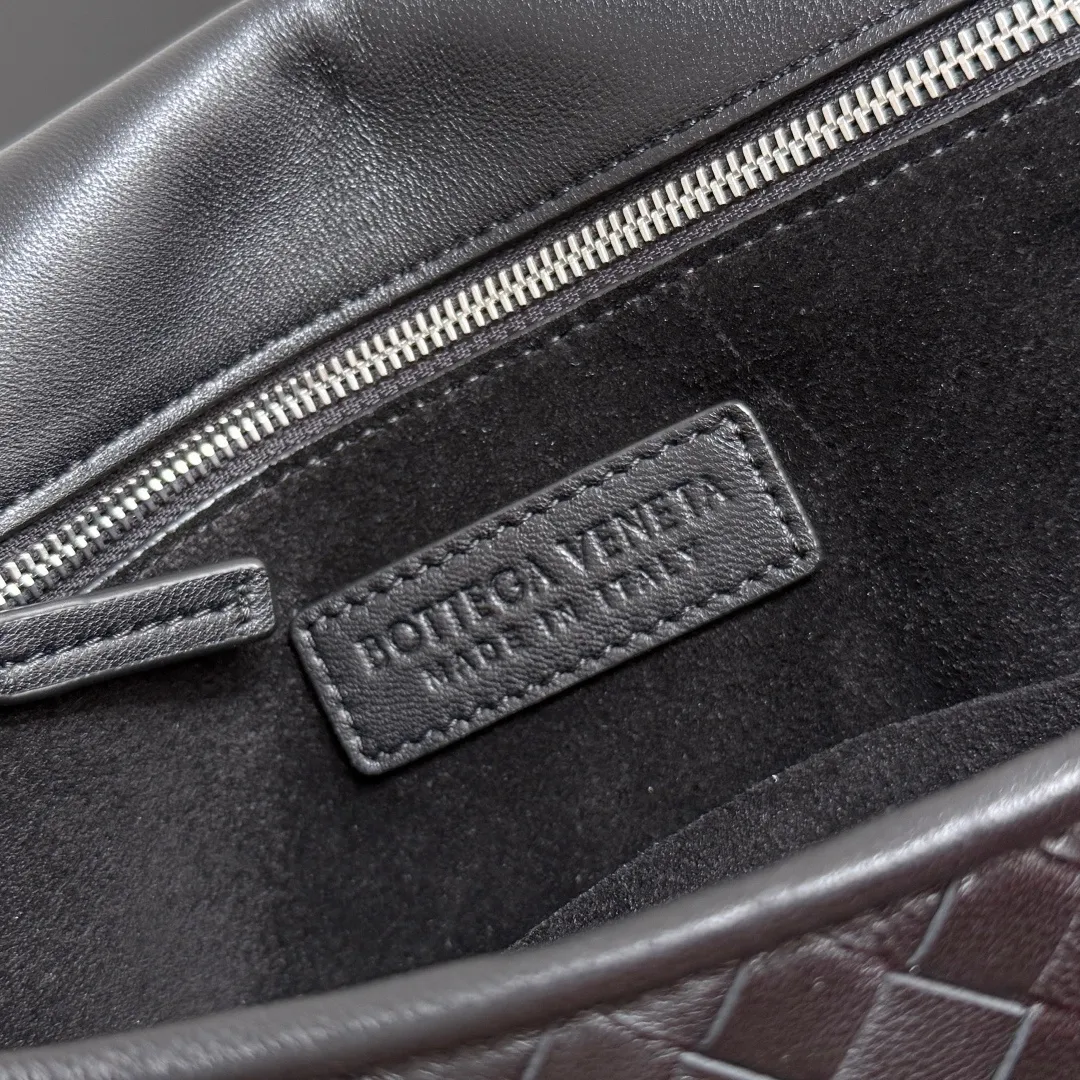 Batch 2020 BOTTEGA VENETA2025 new Veneto flip back bag has been changed from the previous zipper style to a flip design, which is safe, convenient and fashionable. The suction buckle style is also more popular among boys and girls❤️but the zipper compartment is still retained inside. It is not only comfortable, but also elegant and calm, and looks more casual. It is suitable for matching with all kinds of business and casual clothes 😊 to add casual sexiness and make the outfit more complete. The weaving process looks more old-money and retro, and it also has piping processing. Suitable for daily scenes such as shopping and commuting, comfortable and stylish! 💼 Style number: 843836 Color: black Size: 26*18.5*5cm